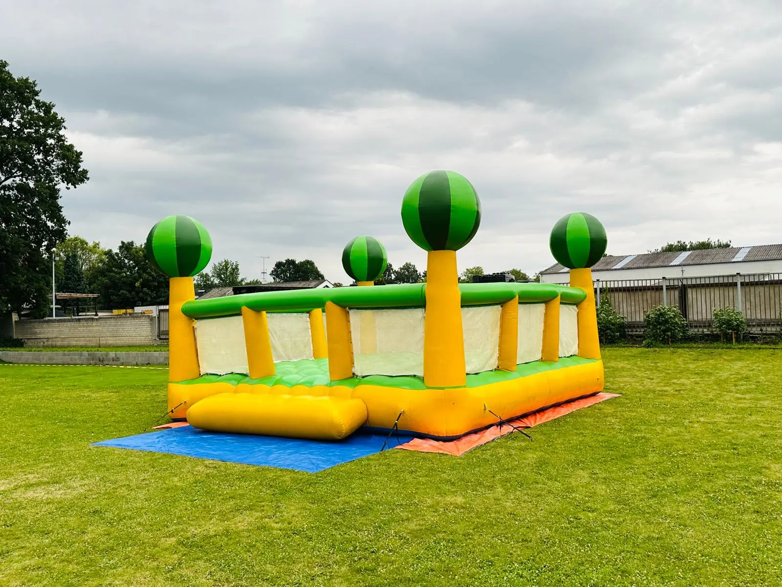Hüpfburg Wassermelone XXL von Eventservice Wedel aufgebaut auf einer Festwiese in Selm
