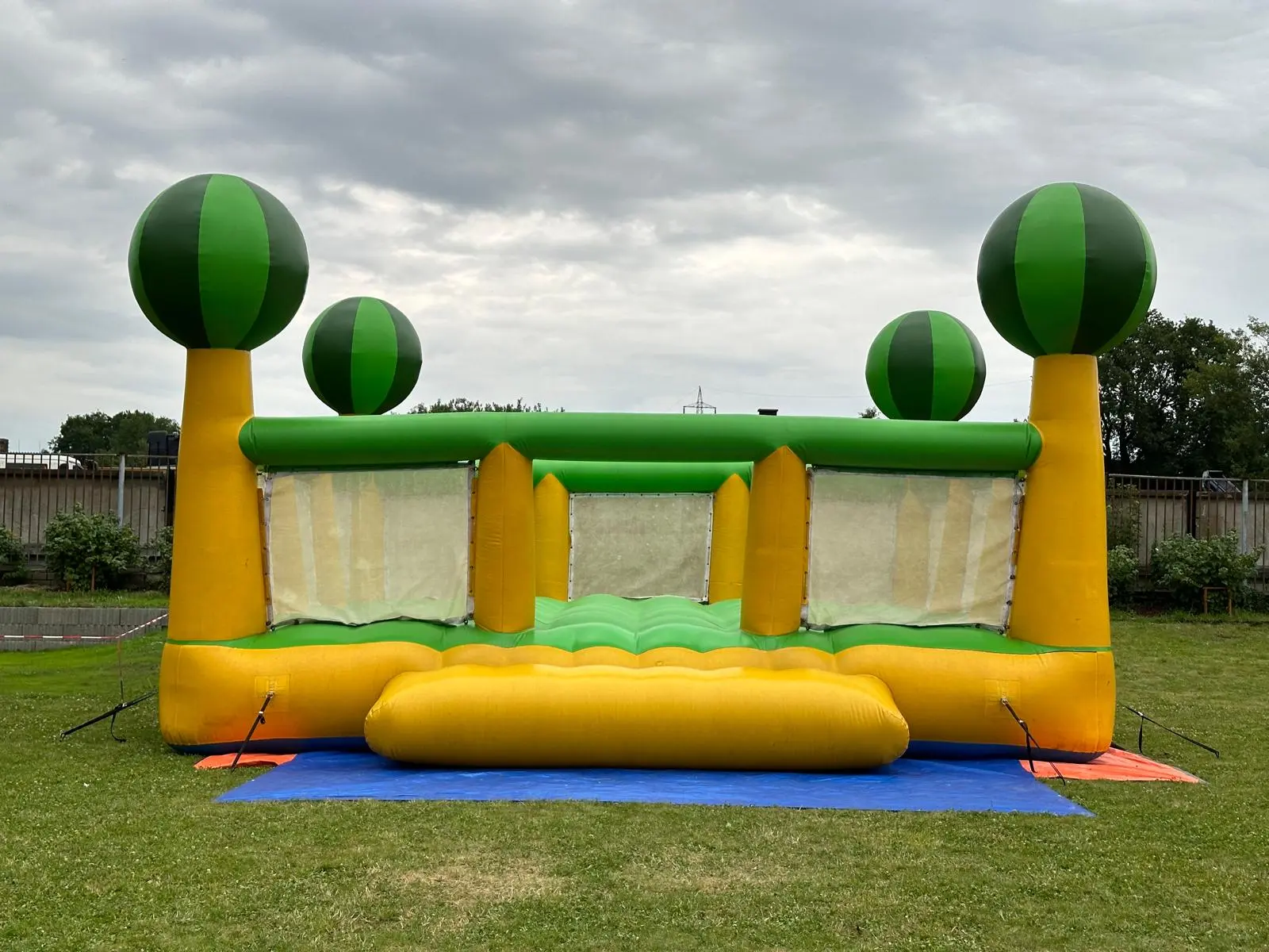 Hüpfburg Wassermelone XXL von Eventservice Wedel, Seitenansicht