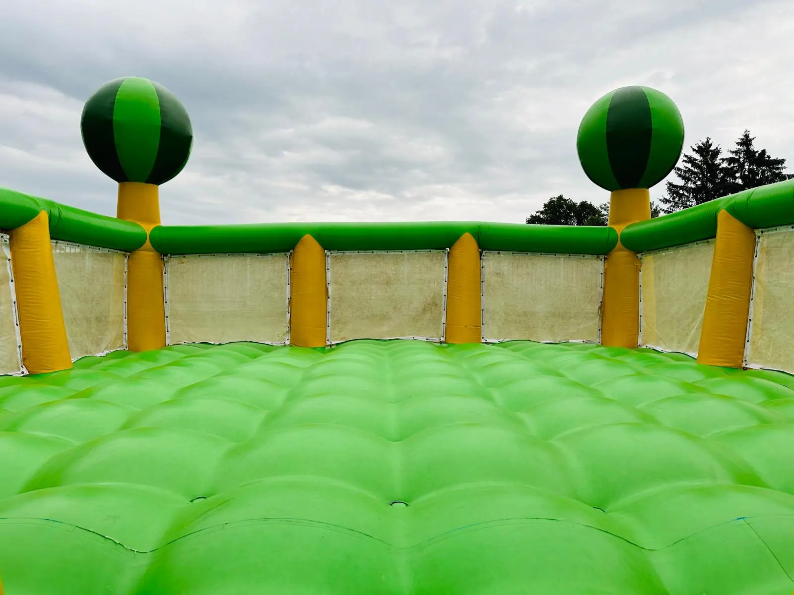 Hüpfburg Wassermelone XXL von Eventservice Wedel beim Aufbau